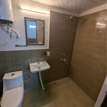 Team Area in 2 BHK Apartment at Suncity Avenue 76, Sector 76 – for Rent