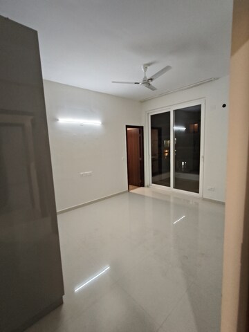 Room in 3.5 BHK Apartment at Aerocity – for Rent