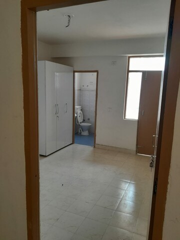 Room in 2 BHK Apartment at Ninex RMG Residency, Sector 37c – for Rent