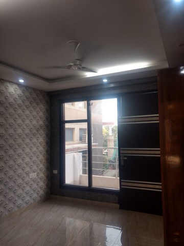 Room in 3 BHK Builder Floor at Sector 45 – for Rent