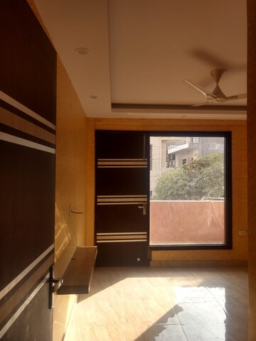 Room in 3 BHK Builder Floor at Sector 45 – for Rent