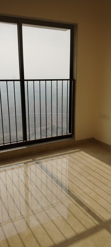 Room in 2 BHK Apartment at Sunteck Maxxworld, Naigaon East – for Rent