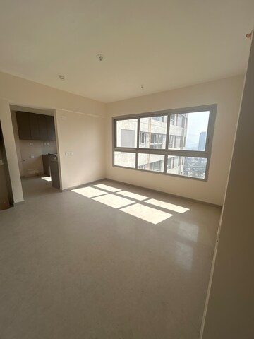Room in 2 BHK Apartment at Piramal Vaikunth, Balkum Pada – for Rent