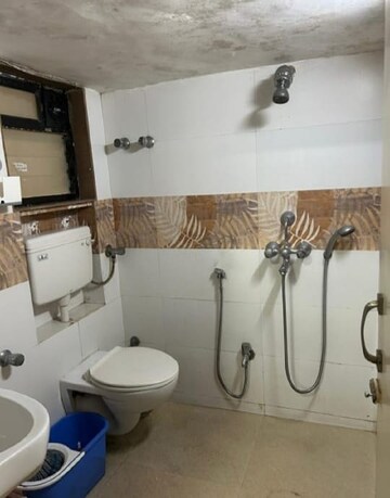 Team Area in 1 BHK Apartment at Bandra West – for Rent