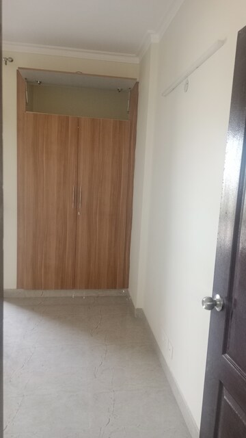 Room in 2 BHK Apartment at Supertech Czar Suites, Omicron I Greater Noida – for Rent