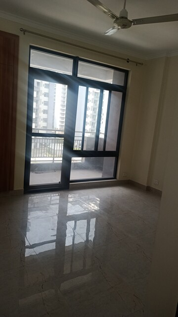 Room in 2 BHK Apartment at Supertech Czar Suites, Omicron I Greater Noida – for Rent