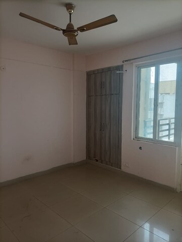 Room in 3 BHK Apartment at Supertech Czar Suites, Omicron I Greater Noida – for Rent