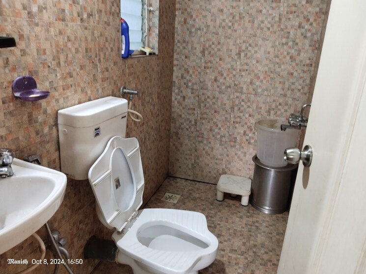 Bathroom, varanasi-society 2 Bedroom 675 Sq.Ft. Apartment In Warje Pune 8116333