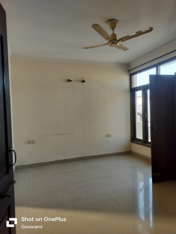 Room in 2 BHK Apartment at Vip Road – for Rent