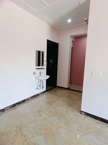 Room in 3 BHK Builder Floor at Ansal API Esencia, Sector 67 – for Rent