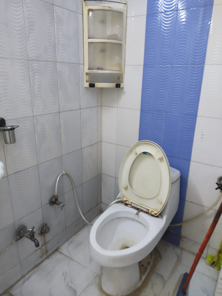 Bathroom, patparganj 2 Bedroom 950 Sq.Ft. Apartment In Patparganj Delhi 8116612