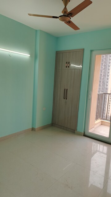 Room in 3 BHK Apartment at Tata Eureka Park, Sector 150 – for Rent