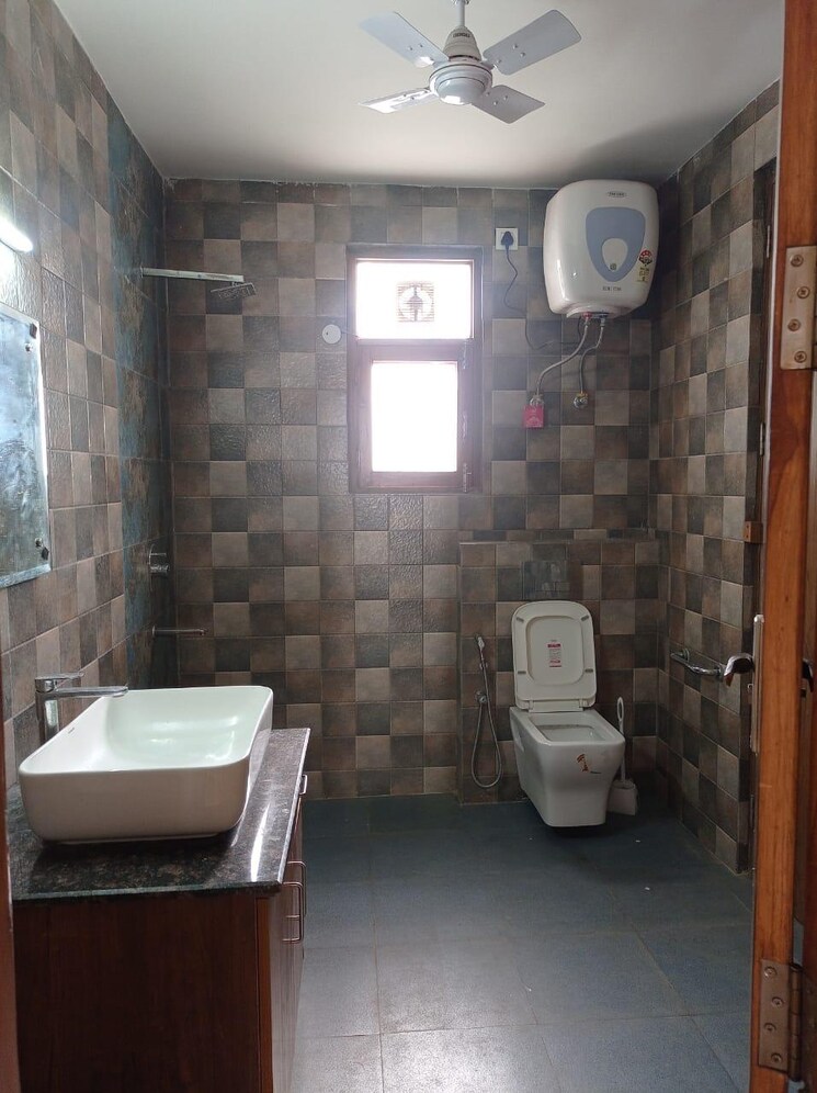 Bathroom, sector 21 3 Bedroom 2440 Sq.Ft. Builder Floor In Sector 21 Gurgaon 8116853