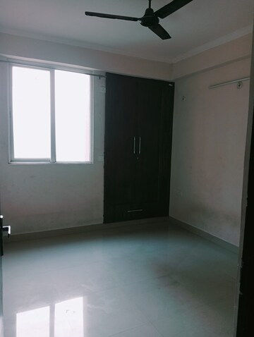 Room in 2 BHK Apartment at Amrapali Golf Homes, Sector 4, Greater Noida – for Rent