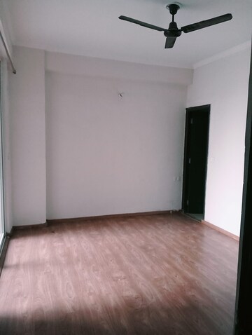 Room in 2 BHK Apartment at Amrapali Golf Homes, Sector 4, Greater Noida – for Rent