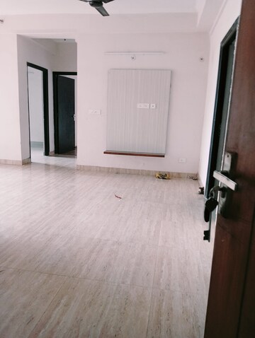 Room in 2 BHK Apartment at Amrapali Golf Homes, Sector 4, Greater Noida – for Rent