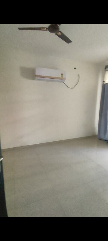 Room in 3 BHK Builder Floor at Omaxe Ambrosia, North Mullanpur – for Rent