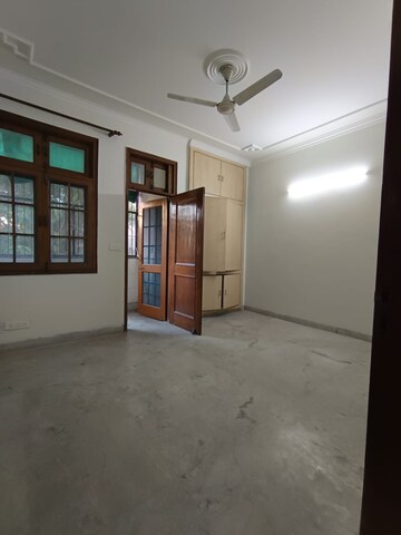 Room in 3.5 BHK Apartment at Paschim Vihar – for Rent