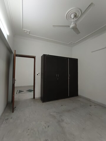 Room in 3.5 BHK Apartment at Paschim Vihar – for Rent