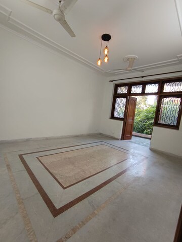 Room in 3.5 BHK Apartment at Paschim Vihar – for Rent
