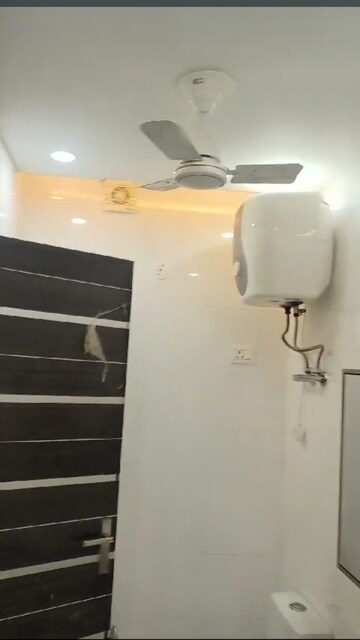 Furnished Amenities in 3 BHK Builder Floor at East Of Kailash – for Sale