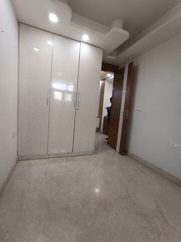 Room in 3 BHK Apartment at Paschim Vihar – for Rent