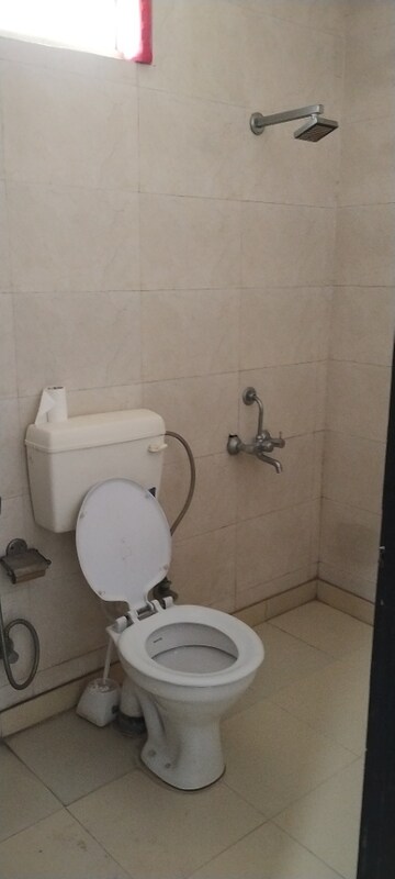 Bathroom in 1.5 BHK Builder Floor at DLF City Phase V, Dlf Phase V – for Rent