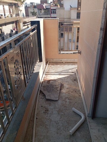 Furnished Amenities in 2.5 BHK Builder Floor at Krishna Nagar – for Rent