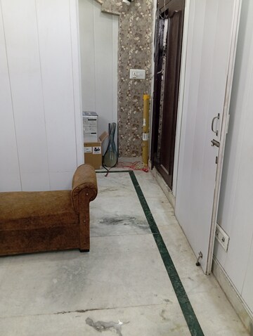 Furnished Amenities in 2.5 BHK Builder Floor at Krishna Nagar – for Rent