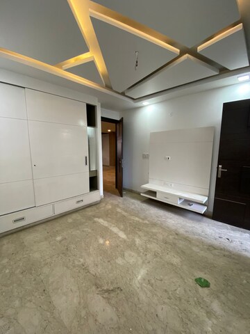 Room in 3 BHK Builder Floor at Paschim Vihar – for Rent