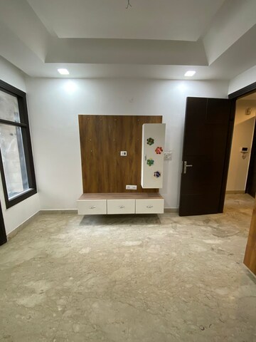 Room in 3 BHK Builder Floor at Paschim Vihar – for Rent