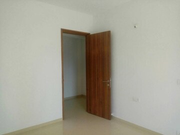 Room in 3 BHK Apartment at Kalpataru The Sunrise, Kolshet Road – for Rent