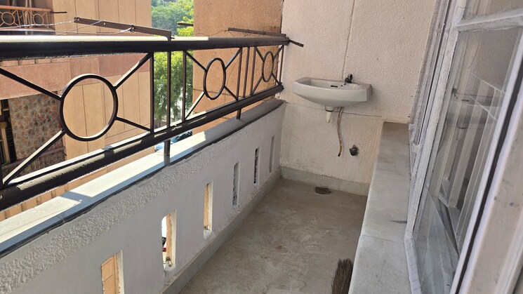 Balcony, sector 6 dwarka 2.5 Bedroom 1450 Sq.Ft. Apartment In Sector 6, Dwarka Delhi 8117544