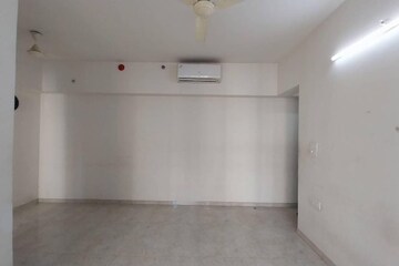 Room in 1.5 BHK Apartment at Lodha Amara, Kolshet Road – for Rent
