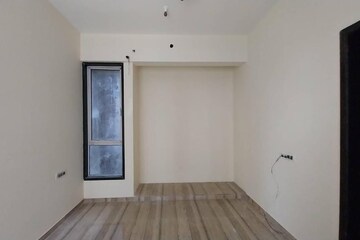 Room in 3 BHK Apartment at Larkins Pride Palms, Kolshet Road – for Rent