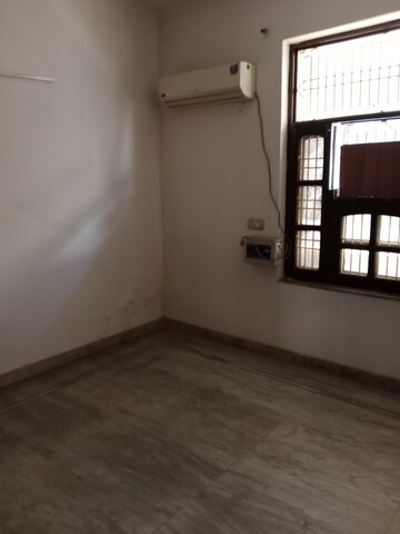 Room in 2 BHK Builder Floor at Sector 17 – for Rent