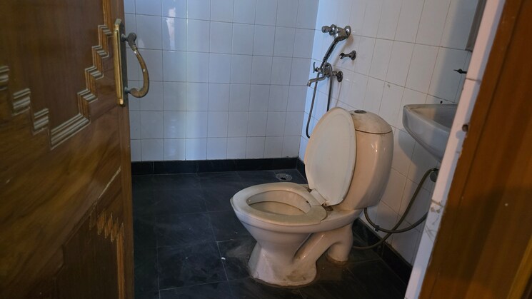 Bathroom, sector 3 dwarka 3 Bedroom 1500 Sq.Ft. Apartment In Sector 3 Dwarka Delhi 8117593