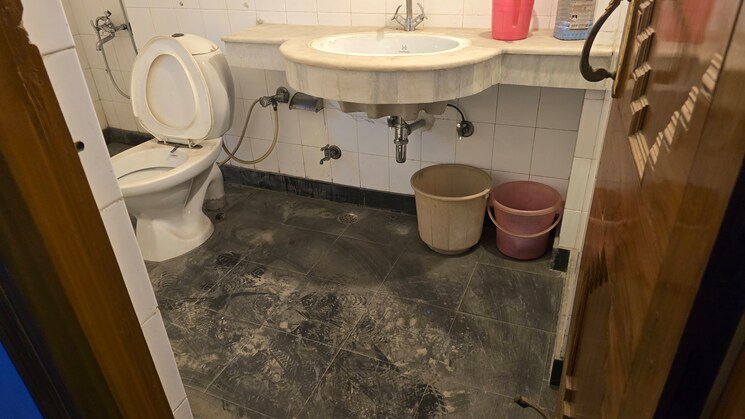 Bathroom, sector 3 dwarka 3 Bedroom 1500 Sq.Ft. Apartment In Sector 3 Dwarka Delhi 8117593