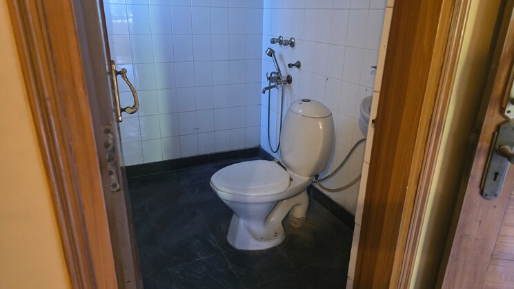 Bathroom, sector 3 dwarka 3 Bedroom 1500 Sq.Ft. Apartment In Sector 3 Dwarka Delhi 8117593