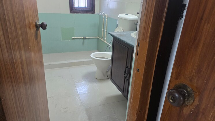 Bathroom, sector 3 dwarka 2.5 Bedroom 1500 Sq.Ft. Apartment In Sector 3 Dwarka Delhi 8117623