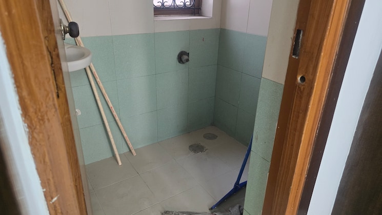 Bathroom, sector 3 dwarka 2.5 Bedroom 1500 Sq.Ft. Apartment In Sector 3 Dwarka Delhi 8117623