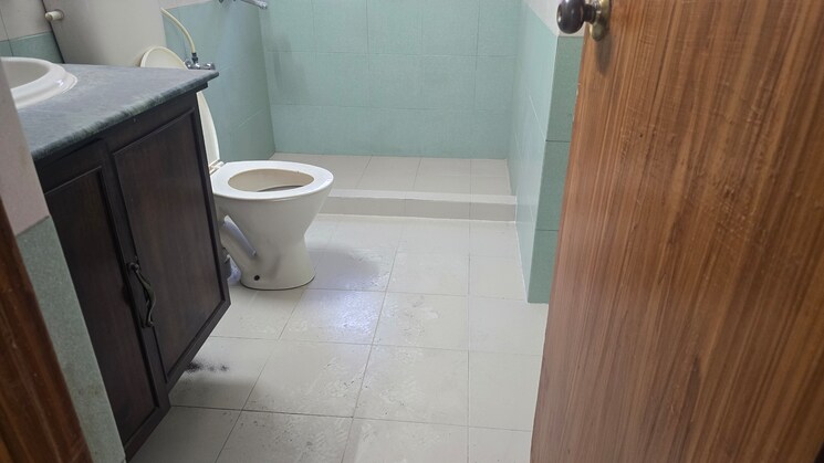 Bathroom, sector 3 dwarka 2.5 Bedroom 1500 Sq.Ft. Apartment In Sector 3 Dwarka Delhi 8117623