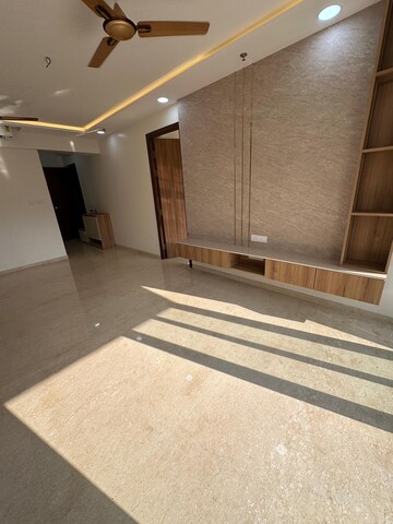 Room in 3 BHK Apartment at Shapoorji Pallonji Vicinia, Powai – for Rent