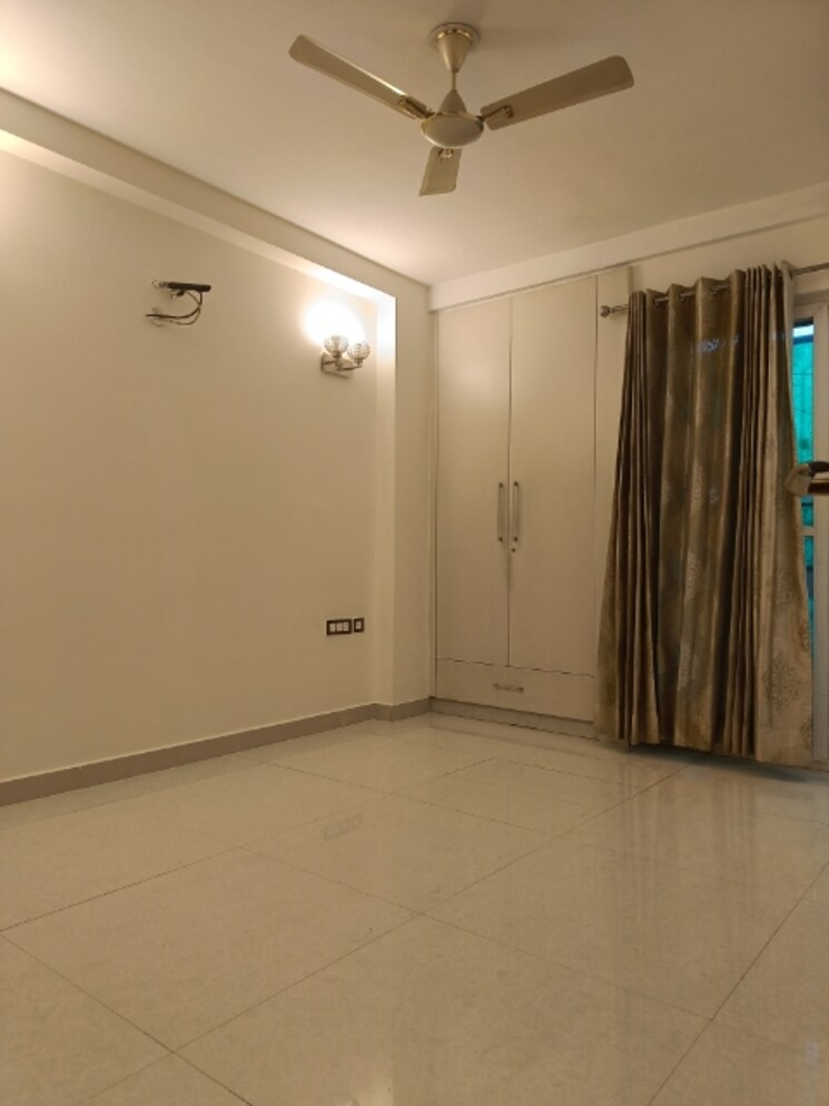 Room, unitech-south-city-ii 3 Bedroom 1800 Sq.Ft. Builder Floor In Sector 50 Gurgaon 8117738