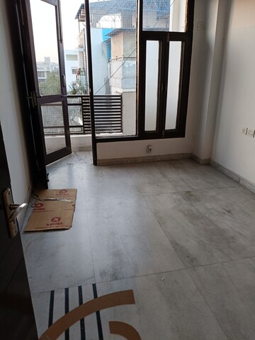 Room in 2 BHK Builder Floor at Vivek Vihar – for Rent