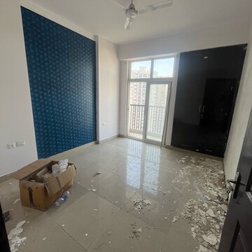 Room in 3 BHK Apartment at Amrapali Platinum, Sector 119 – for Rent