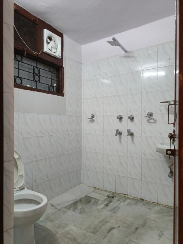 Bathroom, ss-southend-floors 3 Bedroom 1550 Sq.Ft. Builder Floor In South City 2 Gurgaon 8117971