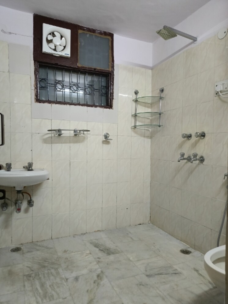 Bathroom, ss-southend-floors 3 Bedroom 1550 Sq.Ft. Builder Floor In South City 2 Gurgaon 8117971