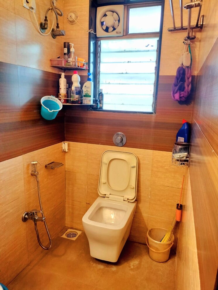 Bathroom, vakola 2 Bedroom 600 Sq.Ft. Apartment In Vakola Mumbai 8117955