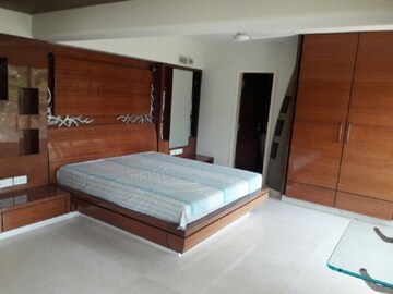 Bedroom in 3.5 BHK Apartment at Khar West – for Rent